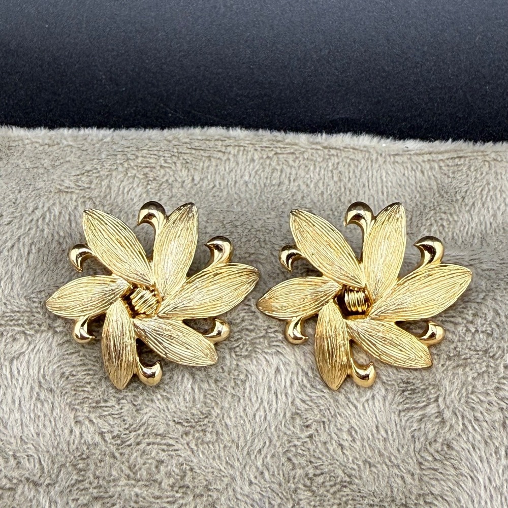 Vintage Monet Clip On Earrings Gold Tone‎